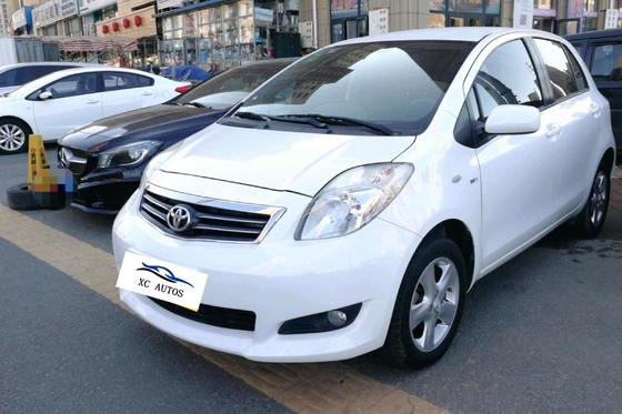 Toyota Yaris 5 portes 5 places Hatchback à essence avec toit et phares LED
