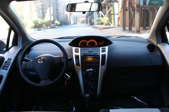 Toyota Yaris 5 portes 5 places Hatchback à essence avec toit et phares LED