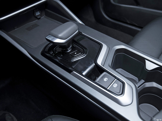 Grande valeur Geely Emgrand berline avec Macpherson Suspension avant et R16 Taille de pneu