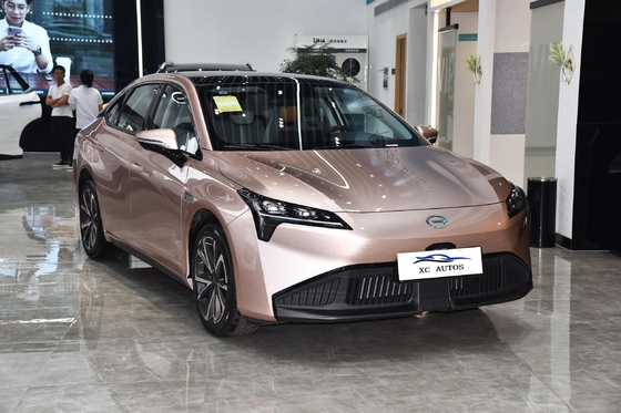 4 portes 5 places AION voiture d'occasion voiture électrique avec direction gauche et toit ensoleillé