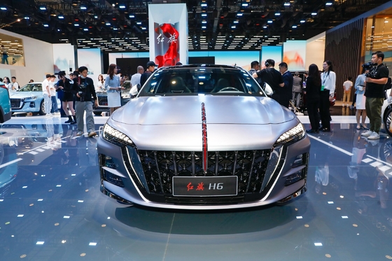 Direction électrique Hongqi H6 Benzine Benzine Sports Car avec réglage du siège du conducteur