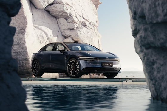 75 KWH Voiture électrique Zeekr 007 RWD Véhicule électrique à grande vitesse avec radar avant 4 arrière 4