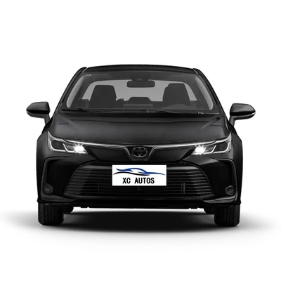 Sédane Toyota Corolla 2023 à gauche avec 8 chiffres de virage vers l'avant