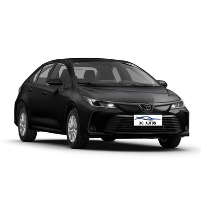 Sédane Toyota Corolla 2023 à gauche avec 8 chiffres de virage vers l'avant