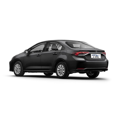 Sédane Toyota Corolla 2023 à gauche avec 8 chiffres de virage vers l'avant