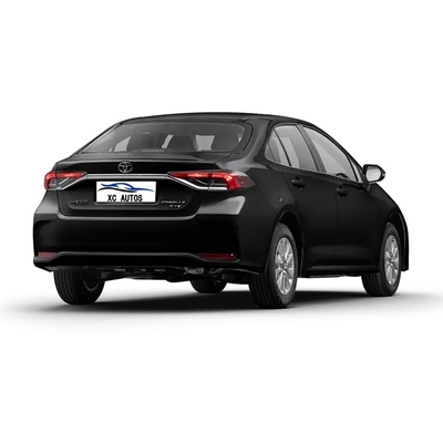 Sédane Toyota Corolla 2023 à gauche avec 8 chiffres de virage vers l'avant