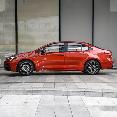 Sédane Toyota Corolla 2023 à gauche avec 8 chiffres de virage vers l'avant