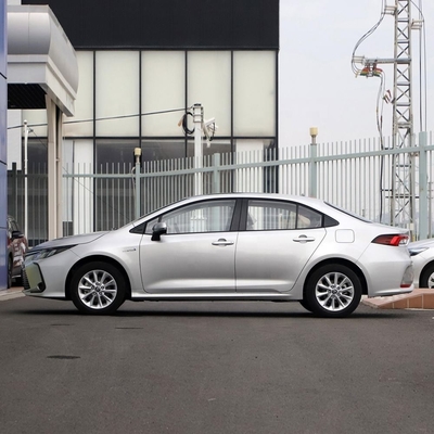 Sédane Toyota Corolla 2023 à gauche avec 8 chiffres de virage vers l'avant