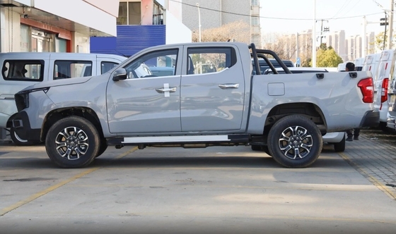 Une camionnette à moteur unique et un frein de stationnement électrique.