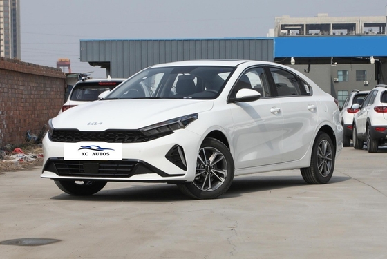 1.5L blanc Kia K3 2024 Compact Car Lumière avant à essence pour l'achat en ligne
