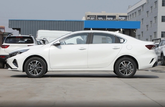 1.5L blanc Kia K3 2024 Compact Car Lumière avant à essence pour l'achat en ligne