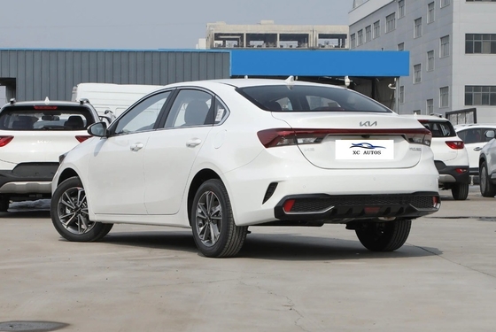 1.5L blanc Kia K3 2024 Compact Car Lumière avant à essence pour l'achat en ligne
