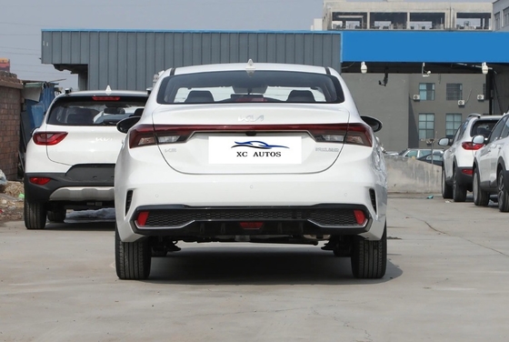 1.5L blanc Kia K3 2024 Compact Car Lumière avant à essence pour l'achat en ligne