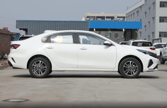 1.5L blanc Kia K3 2024 Compact Car Lumière avant à essence pour l'achat en ligne