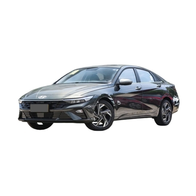Une berline abordable 2024 Hyundai Elantra avec boîte automatique et hybride électrique