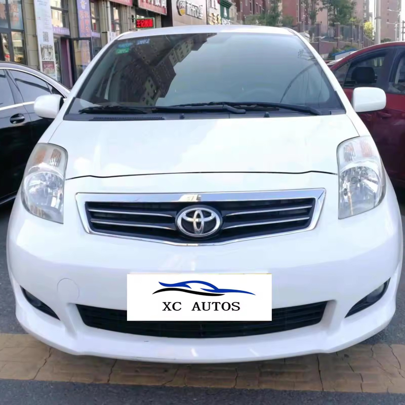 Toyota Yaris 5 portes 5 places Hatchback à essence avec toit et phares LED
