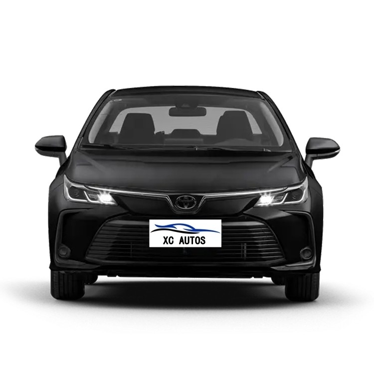 Sédane Toyota Corolla 2023 à gauche avec 8 chiffres de virage vers l'avant