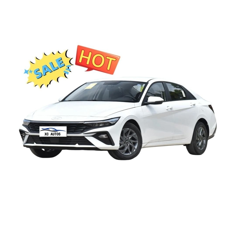 Hyundai Elantra N 2017 2019 accessoires Voiture avec pneu de taille 225/45 R17 et 5 sièges